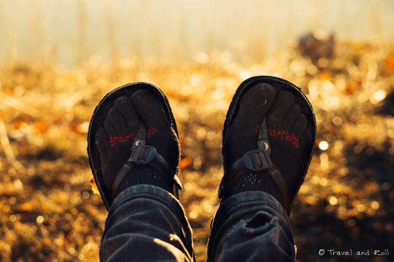 Caminhada ao pôr do sol nos Alpes franceses durante o outono com meias de merino