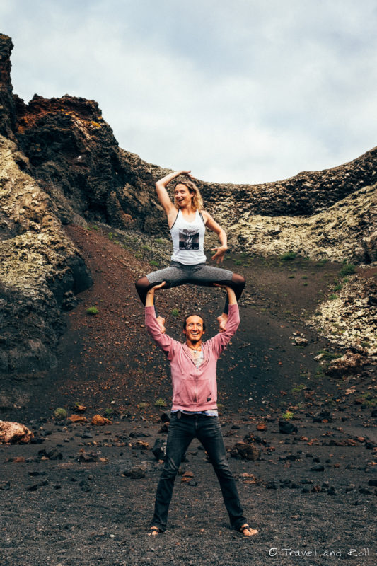 S'amuser avec une amie acroyogi dans un très vieux volcan de Lanzarote